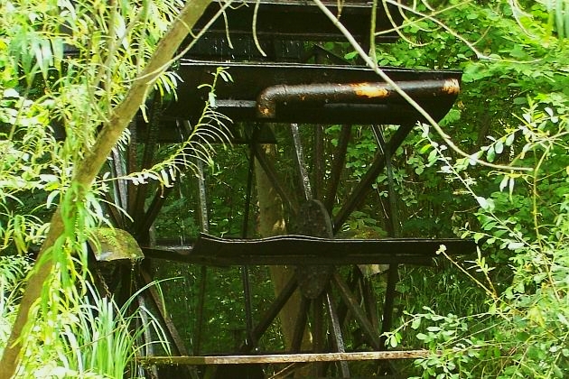 100_2129.JPG - Wasserrad zur Sauerstoffauffrischung im Taubergießen